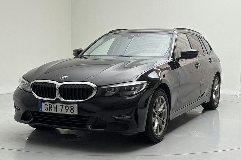 Svart Begagnad 2021 BMW 320 Sport Line Kombi | 249 000 kr (Superpris) - Bild 1/4