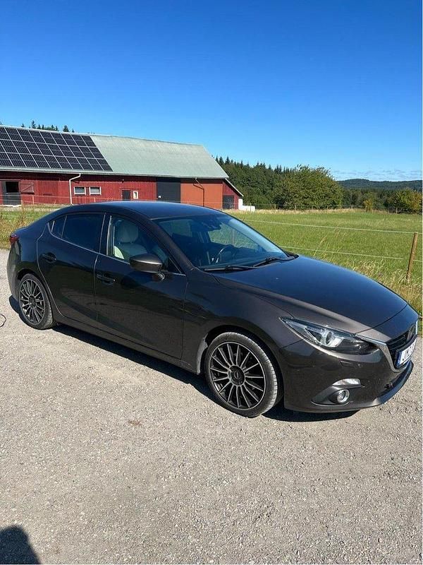 Brun Begagnad 2014 Mazda 3 Sedan | 71 000 kr (Marknadspris) - Bild 1/4