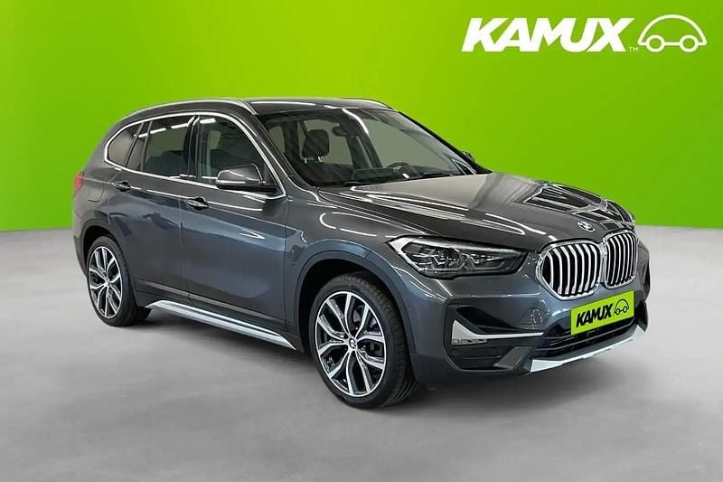 Silver/grå Begagnad 2021 BMW X1 xLine SUV | 289 700 kr (Marknadspris) - Bild 1/4