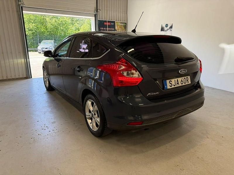Begagnad Ford Focus 116 HK (85 kW) 2011 Mörkgrå (grå) Halvkombi
