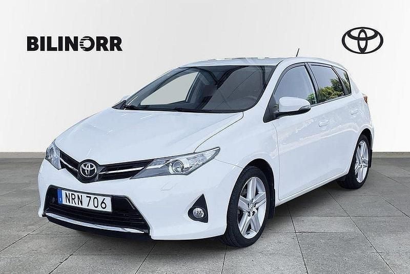 Vit Begagnad 2014 Toyota Auris Edition Halvkombi | 139 900 kr (Marknadspris) - Bild 1/4