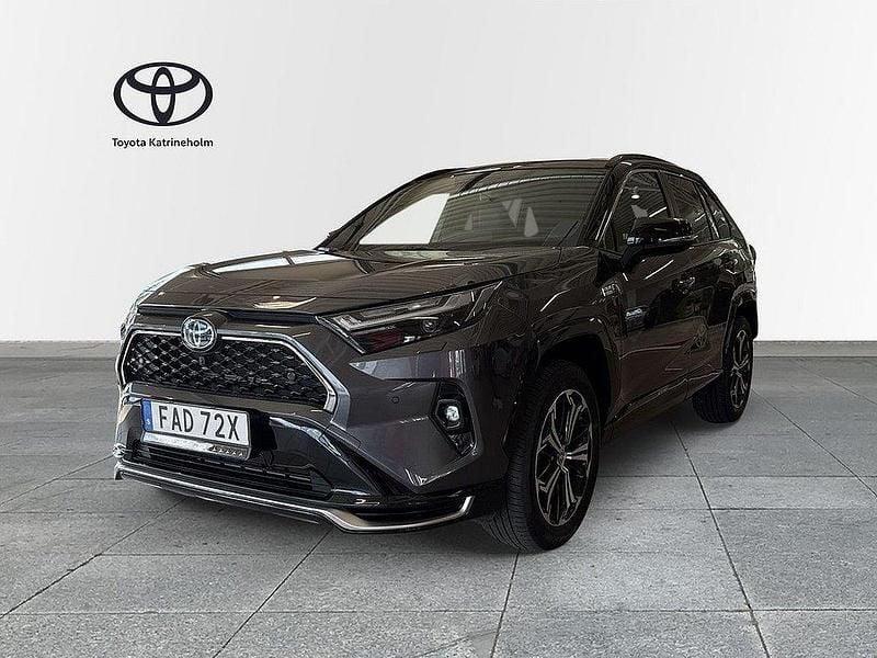 Grå Begagnad 2024 Toyota RAV4 Hybrid SUV | 529 900 kr (Marknadspris) - Bild 1/4