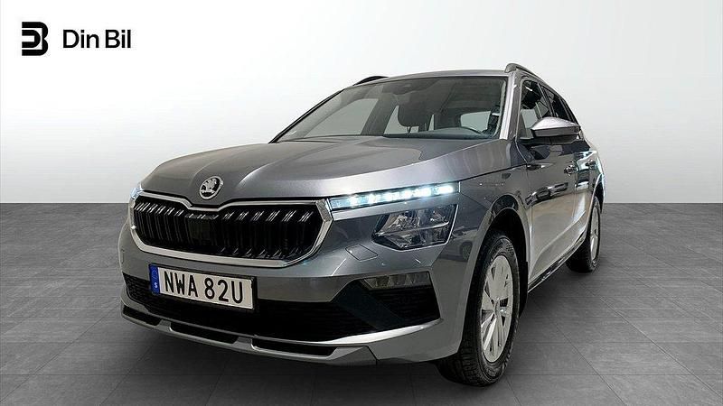 Grå Begagnad 2025 Skoda Kamiq Selection SUV | 274 900 kr (Marknadspris) - Bild 1/4