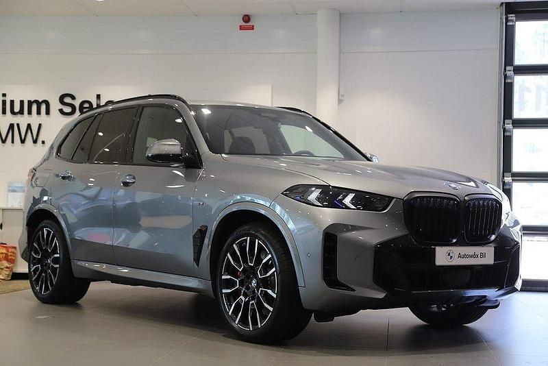 Grå Ny 2025 BMW X5 Comfort Edition SUV | 1 086 500 kr (Superpris) - Bild 1/3