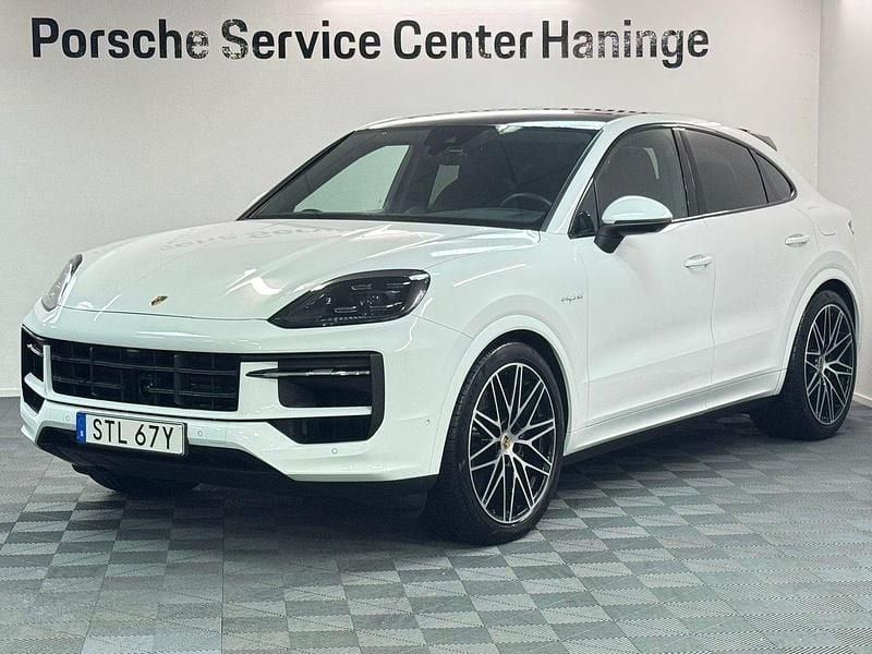 Vit Begagnad 2024 Porsche Cayenne E-Hybrid Coupe Sportkupé | 1 195 000 kr - Bild 1/4