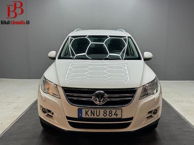 Vit Begagnad 2010 VW Tiguan SUV | 74 900 kr (Marknadspris) - Bild 1/4