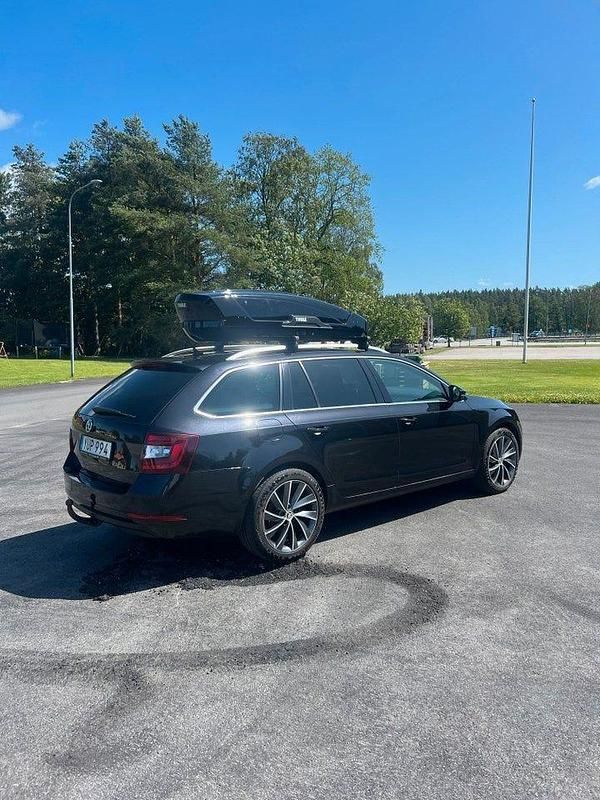 Svart Begagnad 2018 Skoda Octavia Kombi | 169 000 kr (Marknadspris) - Bild 1/4