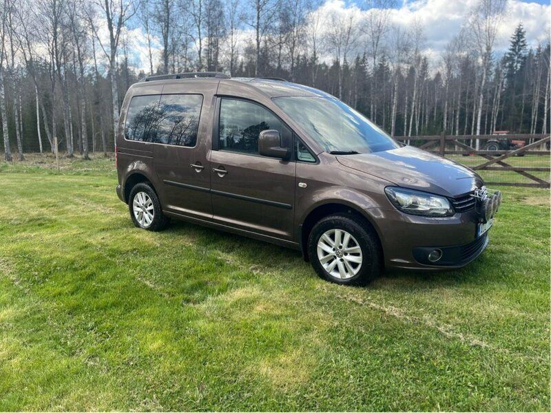 Brun Begagnad 2014 VW Caddy Minibuss | 99 000 kr (Lite dyr) - Bild 1/4
