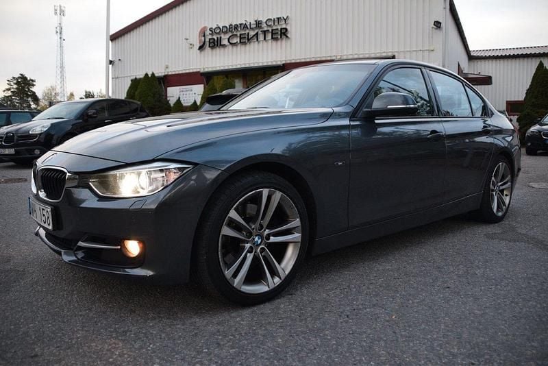 Grå Begagnad 2013 BMW 328 Sport Line Sedan | 159 900 kr (Marknadspris) - Bild 1/4