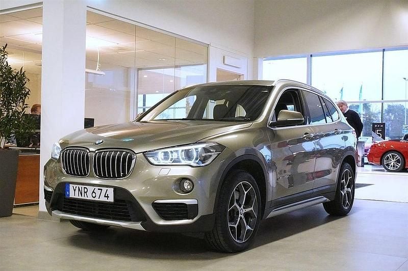 Silver Begagnad 2017 BMW X1 xLine SUV | 219 800 kr (Marknadspris) - Bild 1/4