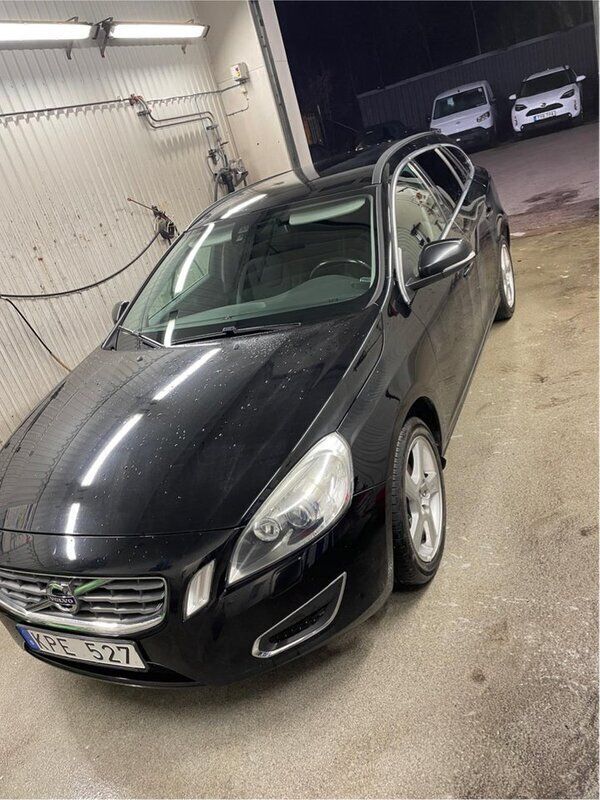 Svart Begagnad 2013 Volvo V60 Momentum Kombi | 98 900 kr (Marknadspris) - Bild 1/4
