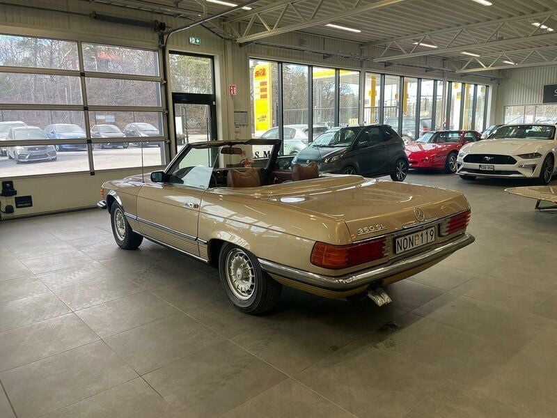 Begagnad Mercedes SL350 195 HK (143 kW) 1972 Guld Cab