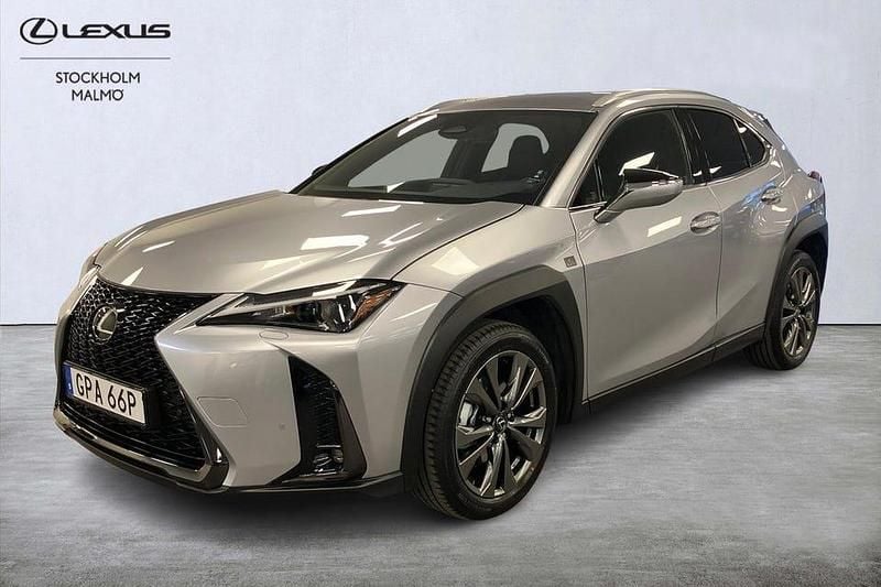 Silver Begagnad 2025 Lexus UX 300h Sport Design Packet SUV | 399 000 kr (Marknadspris) - Bild 1/4