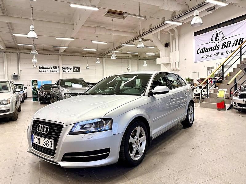 Begagnad Audi A3 Sportback Attraction 105 HK (77 kW) 2011 Silver Halvkombi