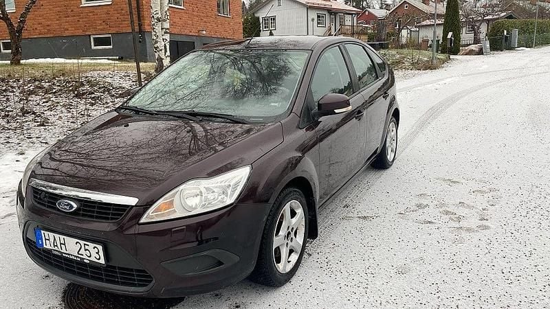 Röd Begagnad 2008 Ford Focus Trend Halvkombi | 22 800 kr (Marknadspris) - Bild 1/4