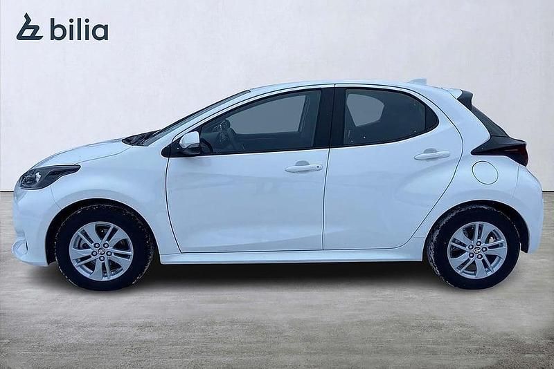 Begagnad Toyota Yaris Hybrid Active 92 HK (67 kW) 2023 Vit Halvkombi