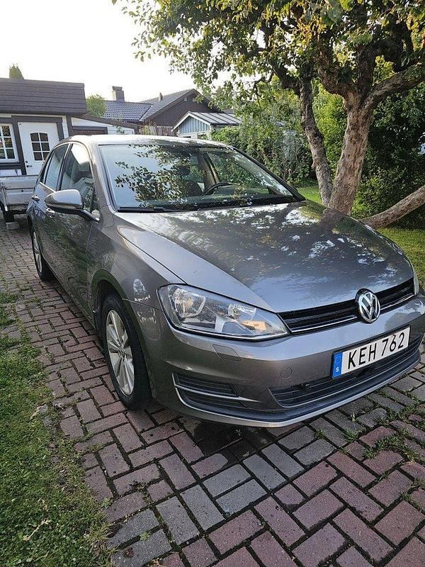 Grå Begagnad 2017 VW Golf VII Halvkombi | 129 000 kr (Marknadspris) - Bild 1/4