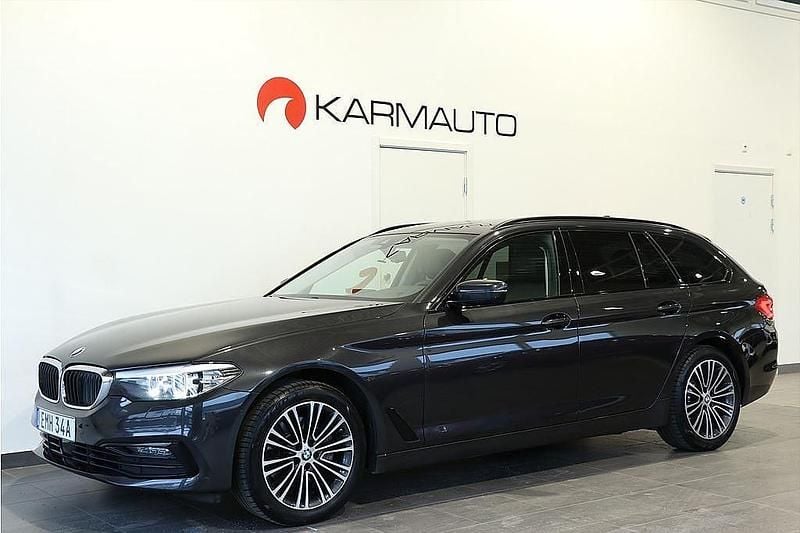 Grå Begagnad 2020 BMW 520 Sport Line Kombi | 269 900 kr (Lite dyr) - Bild 1/4