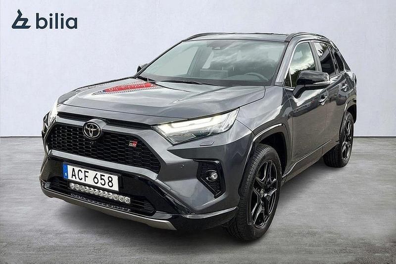 Grå Begagnad 2023 Toyota RAV4 Hybrid Sport SUV | 479 900 kr (Marknadspris) - Bild 1/3