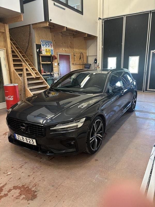 Grå Begagnad 2020 Volvo V60 R-Design Kombi | 350 000 kr (Superpris) - Bild 1/4