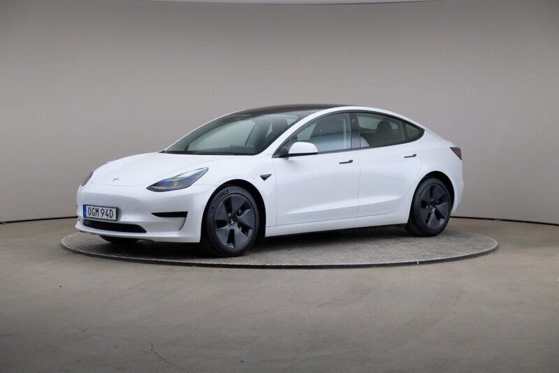 Vit (multicoat vit (pärl)) Begagnad 2021 Tesla Model 3 Standard Range Plus Sedan | 229 000 kr (Marknadspris) - Bild 1/4