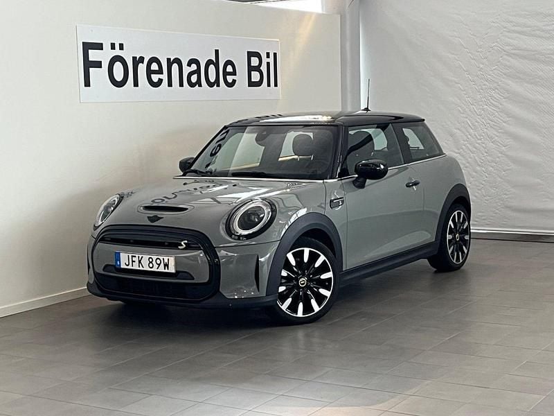 Grå Begagnad 2022 Mini Cooper SE Essential Halvkombi | 219 000 kr (Marknadspris) - Bild 1/4