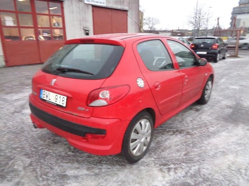 Begagnad Peugeot 206+ 75 HK (55 kW) 2010 Röd Halvkombi