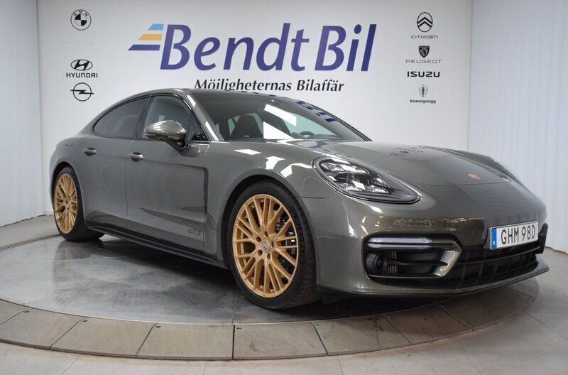 Mörkgrön Begagnad 2022 Porsche Panamera GTS Sedan | 1 149 500 kr - Bild 1/3
