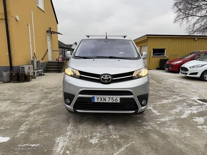 Silver Begagnad 2017 Toyota Proace Minibuss | 129 900 kr (Marknadspris) - Bild 1/4