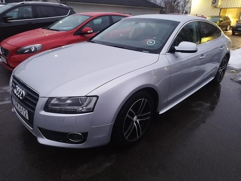 Silver Begagnad 2011 Audi A5 Sportback Comfort Halvkombi | 89 900 kr (Bra pris) - Bild 1/3