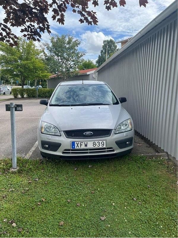 Silver Begagnad 2006 Ford Focus Kombi | 25 000 kr (Marknadspris) - Bild 1/3