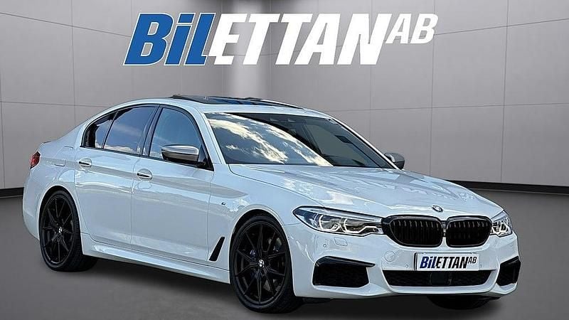 Vit Begagnad 2018 BMW M550 M Sport Sedan | 399 900 kr (Marknadspris) - Bild 1/4