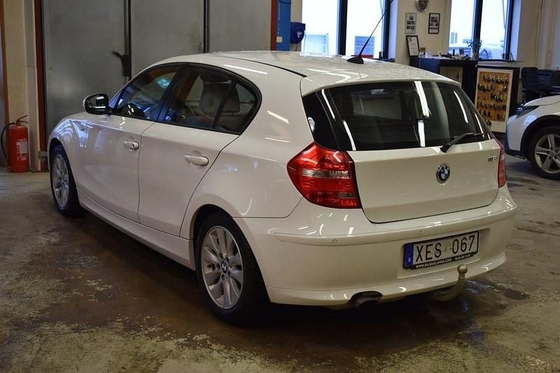 Begagnad BMW 116 Comfort Edition 122 HK (89 kW) 2011 Vit Halvkombi