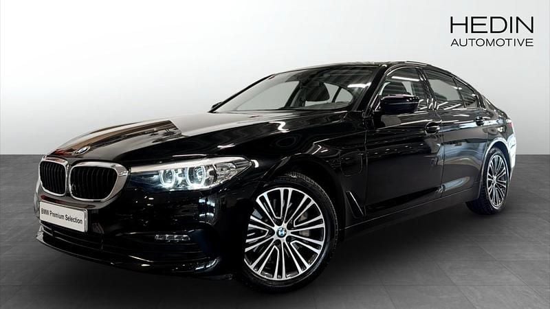 Svart (white) Begagnad 2020 BMW 530e Sport Line Sedan | 308 700 kr (Bra pris) - Bild 1/4