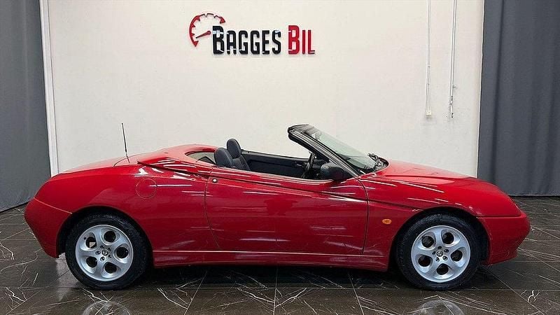 Röd Begagnad 1999 Alfa Romeo Spider Cab | 74 500 kr - Bild 1/4