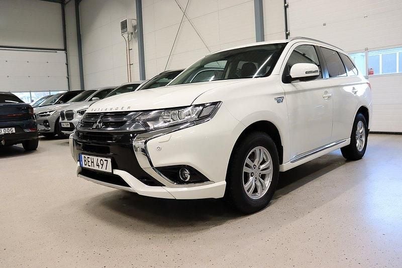 Vit Begagnad 2015 Mitsubishi Outlander P-HEV SUV | 194 900 kr (Lite dyr) - Bild 1/4