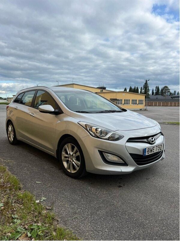 Silver Begagnad 2014 Hyundai i30 Kombi | 59 000 kr (Marknadspris) - Bild 1/4