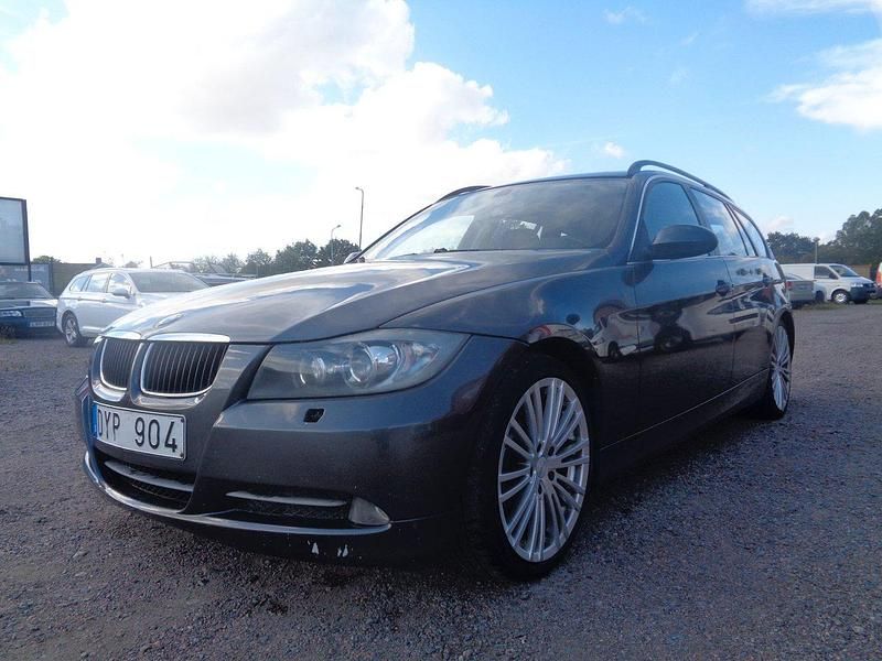 Grå Begagnad 2006 BMW 330 Kombi | 69 900 kr (Marknadspris) - Bild 1/4
