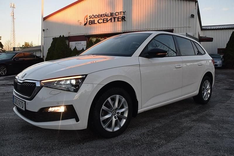 Vit met Begagnad 2019 Skoda Scala Halvkombi | 174 900 kr (Marknadspris) - Bild 1/4