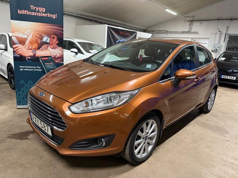 Brun Begagnad 2015 Ford Fiesta Titanium Halvkombi | 99 800 kr (Marknadspris) - Bild 1/4