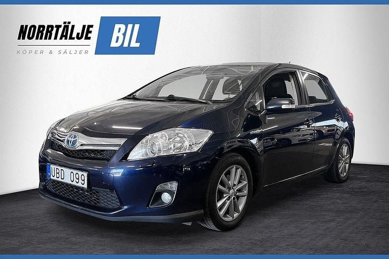 Mörkblå Begagnad 2010 Toyota Auris Hybrid Comfort Halvkombi | 79 900 kr (Marknadspris) - Bild 1/4