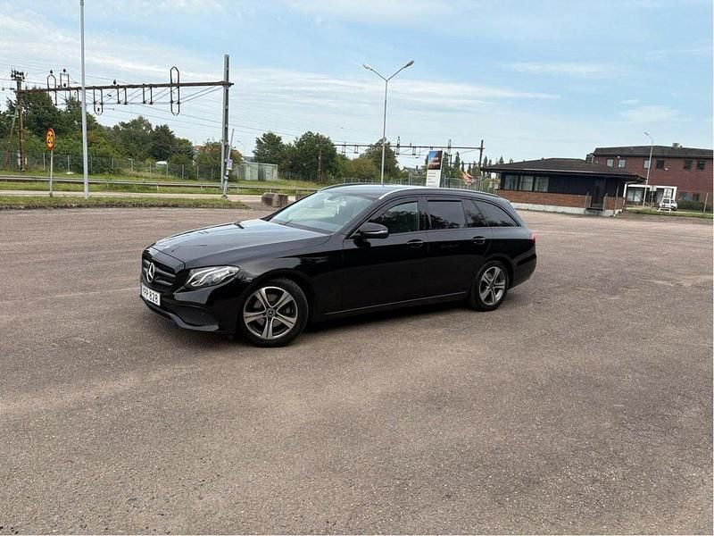 Svart Begagnad 2019 Mercedes E200 Avantgarde Kombi | 195 000 kr (Marknadspris) - Bild 1/4