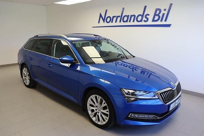 Blå (race blue metallic) Begagnad 2020 Skoda Superb Style Kombi | 279 000 kr (Bra pris) - Bild 1/4