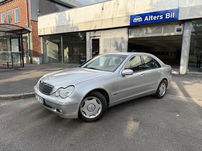 Ljusgrå Begagnad 2001 Mercedes C180 Elegance Sedan | 89 900 kr - Bild 1/4