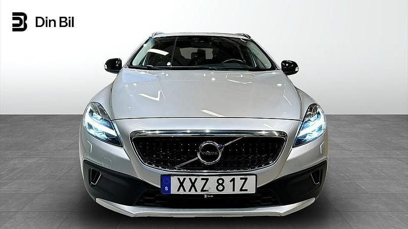 Begagnad Volvo V40 Momentum 150 HK (110 kW) 2019 Silver Halvkombi
