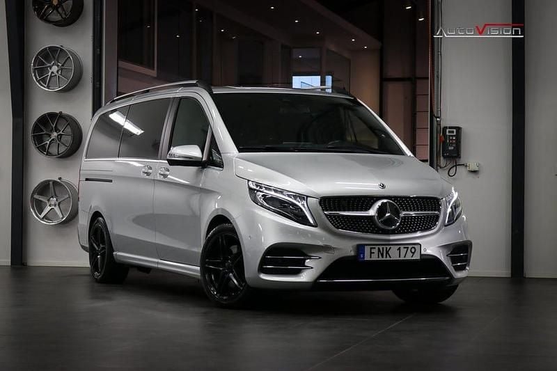 Silver Begagnad 2021 Mercedes V300 AMG Minibuss | 599 900 kr (Lite dyr) - Bild 1/4