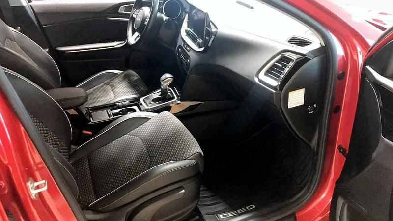 Begagnad Kia Ceed Sportswagon Advance 105 HK (77 kW) 2023 Röd Kombi