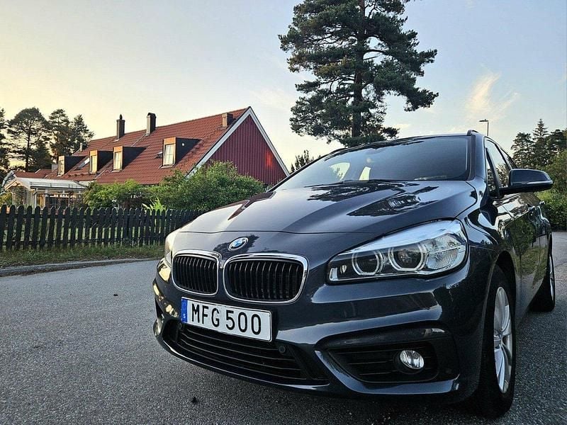 Grå Begagnad 2016 BMW 218 Active Tourer Minibuss | 149 900 kr (Marknadspris) - Bild 1/4