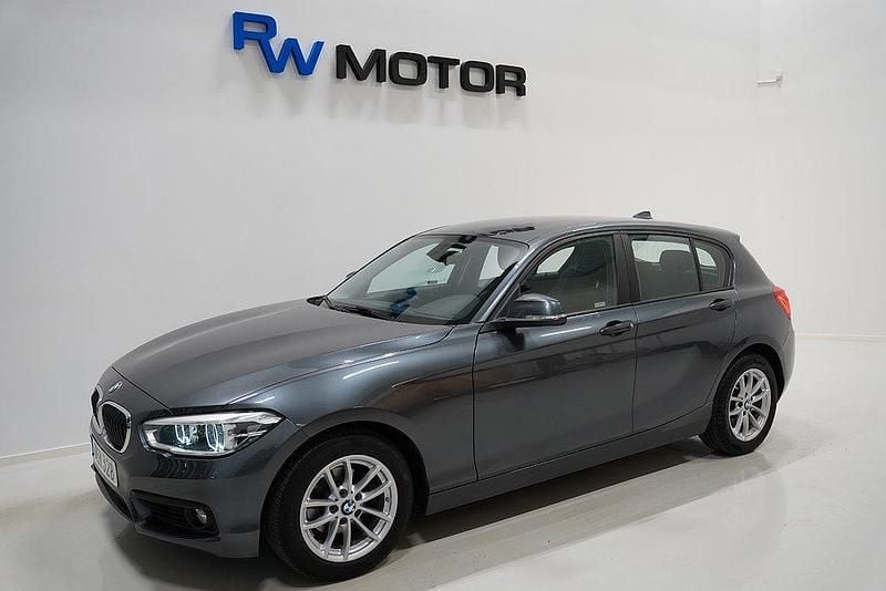 Grå Begagnad 2016 BMW 116 Advantage Halvkombi | 149 800 kr (Marknadspris) - Bild 1/4