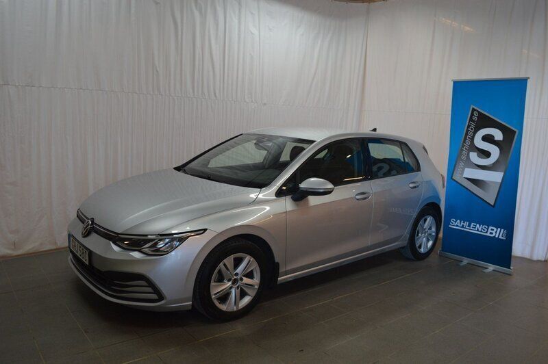 Silver Begagnad 2020 VW Golf VIII Halvkombi | 159 000 kr (Marknadspris) - Bild 1/4